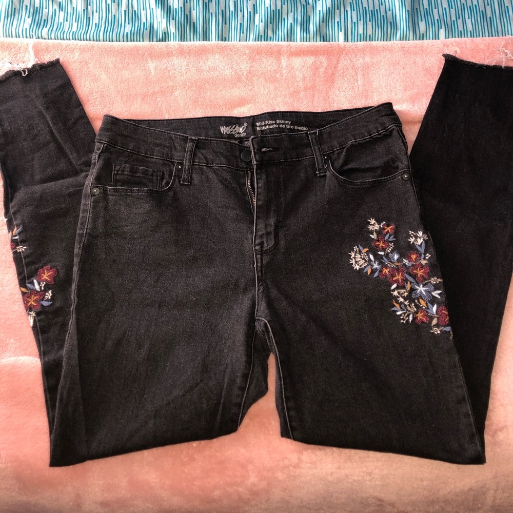 Midrise Floral Embroidered Black Skinny Jeans